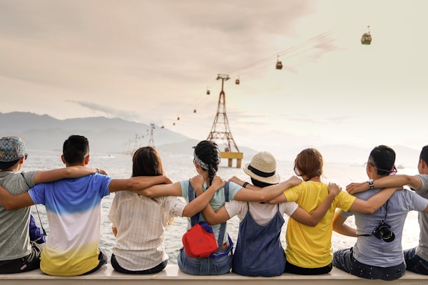 体育爱好者玩家部落社区 - 一群年轻人在户外愉快地交流运动心得